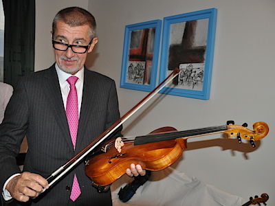Ministr Babiš s houslemi modelu Chanot